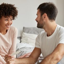 Hoe kun je reageren op je boze partner en de verbinding behouden?