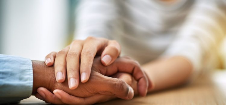 Genegenheid en tedere speelse aanrakingen overdag in intieme relaties: Liefde glimlacht in kleine gebaren. Genegenheid en tedere speelse aanrakingen overdag in intieme relaties: Liefde glimlacht in kleine gebaren.