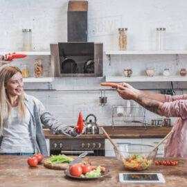 Relatiehumor – Hoe samen lachen je relatie levend kan houden: Wie samen lacht, blijft samen.